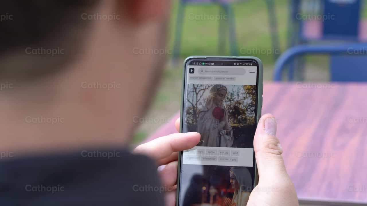 Rolando no celular - Vídeos católicos de stock - Foto de Cathopic
