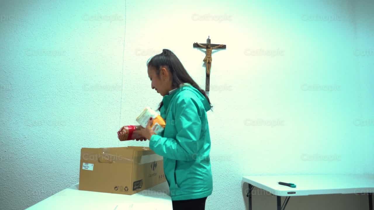 Caixa com Comida - Vídeos católicos de stock - Foto de Cathopic