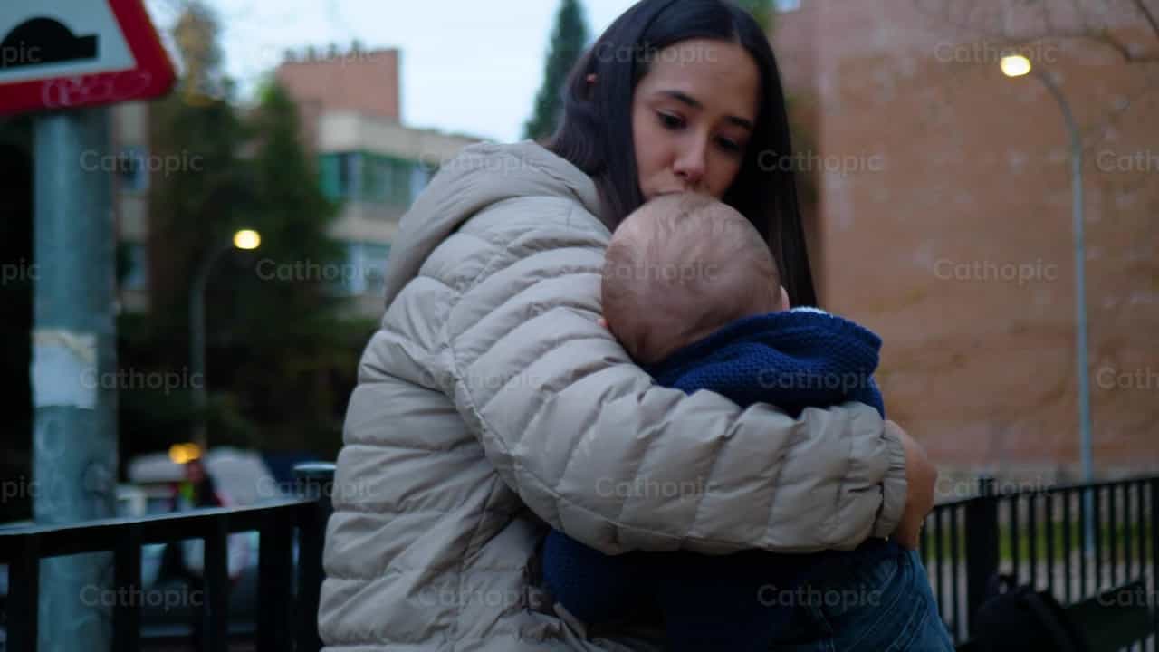 Giovane mamma e bambino, ripresa 14 - Video stock cattolici - Foto di Cathopic