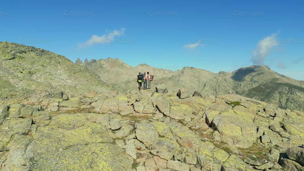 En la cima de la montaña - Banco de vídeos católicos - Fotografía por Santiago de la Hoz