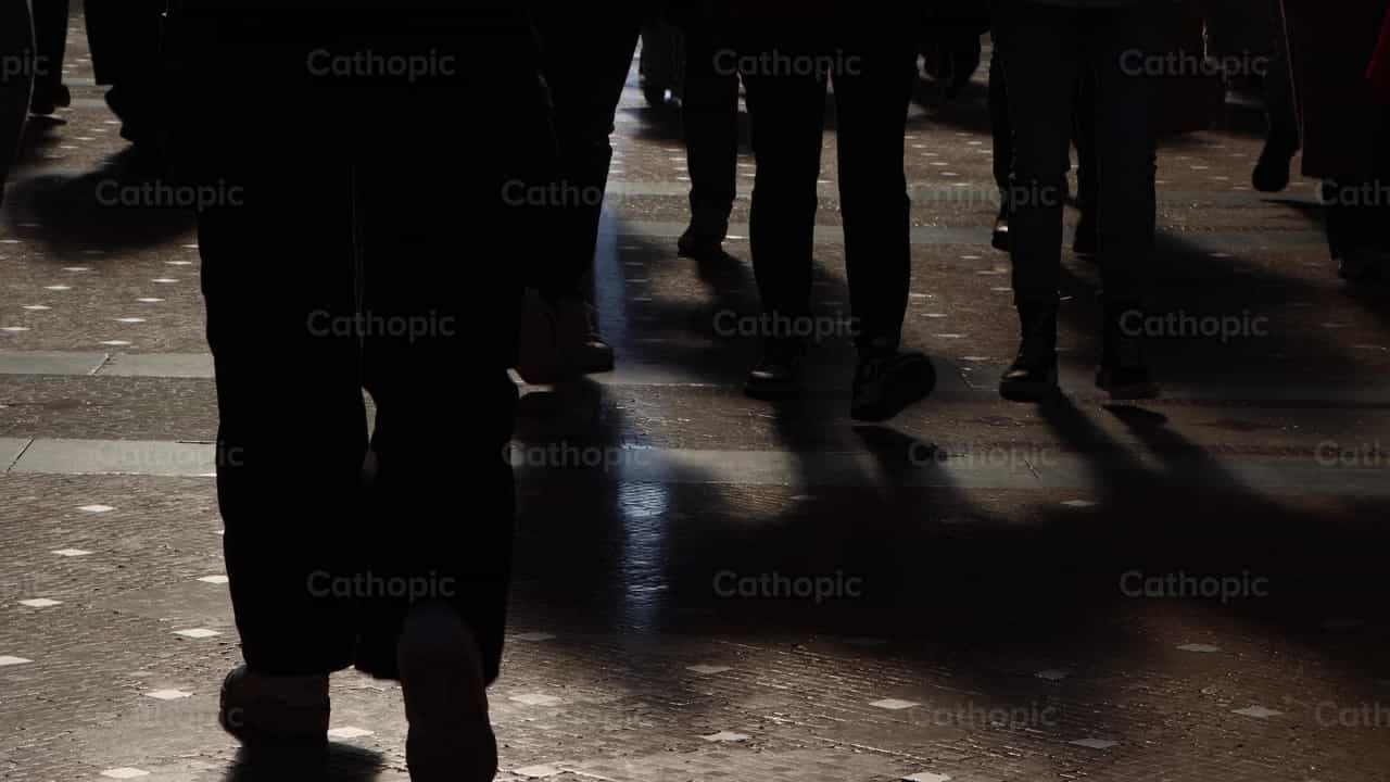 Personas caminando - Banco de vídeos católicos - Fotografía por Saul Ibarra