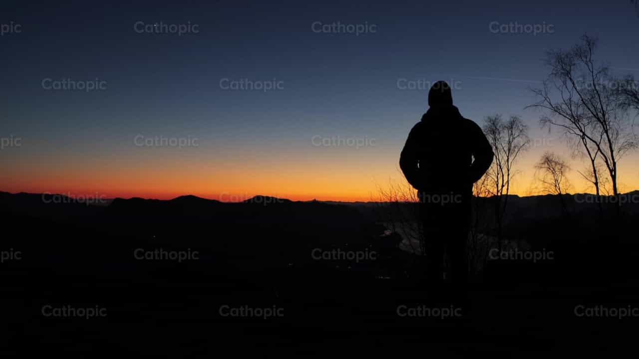 Joven contemplando el atardecer - Banco de vídeos católicos - Fotografía por Frames Cristianos