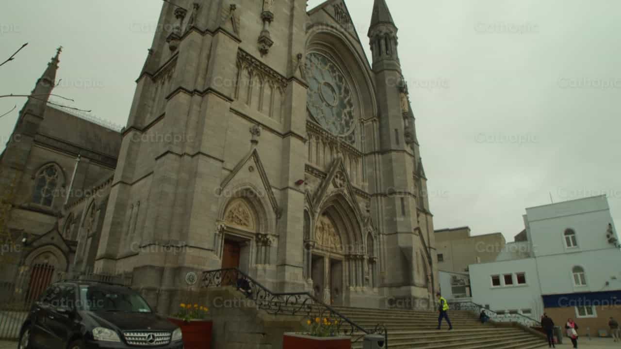 Iglesia de San Pedro en Irlanda - Banco de vídeos católicos - Fotografía por Catholic Stuff