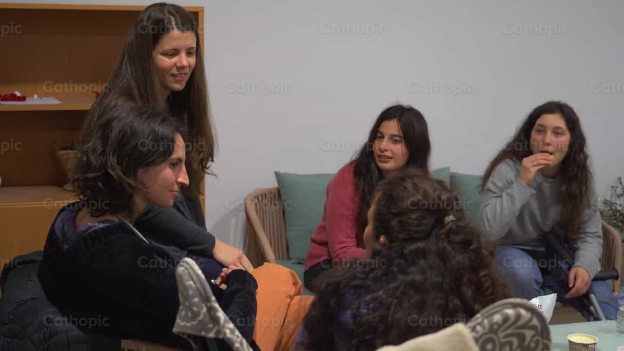 Women's Group, Shot 1 - Banco de vídeos católicos - Fotografía por Cathopic