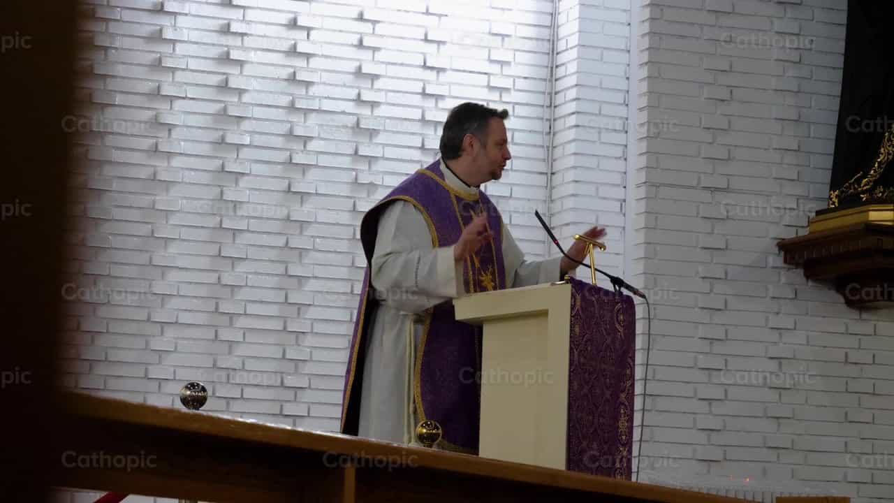 Predicación del sacerdote - Banco de vídeos católicos - Fotografía por Cathopic
