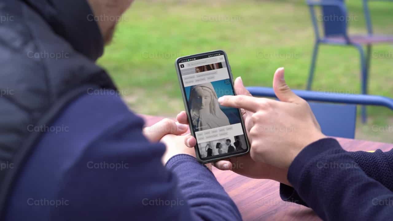 Buscando en Internet - Banco de vídeos católicos - Fotografía por Cathopic