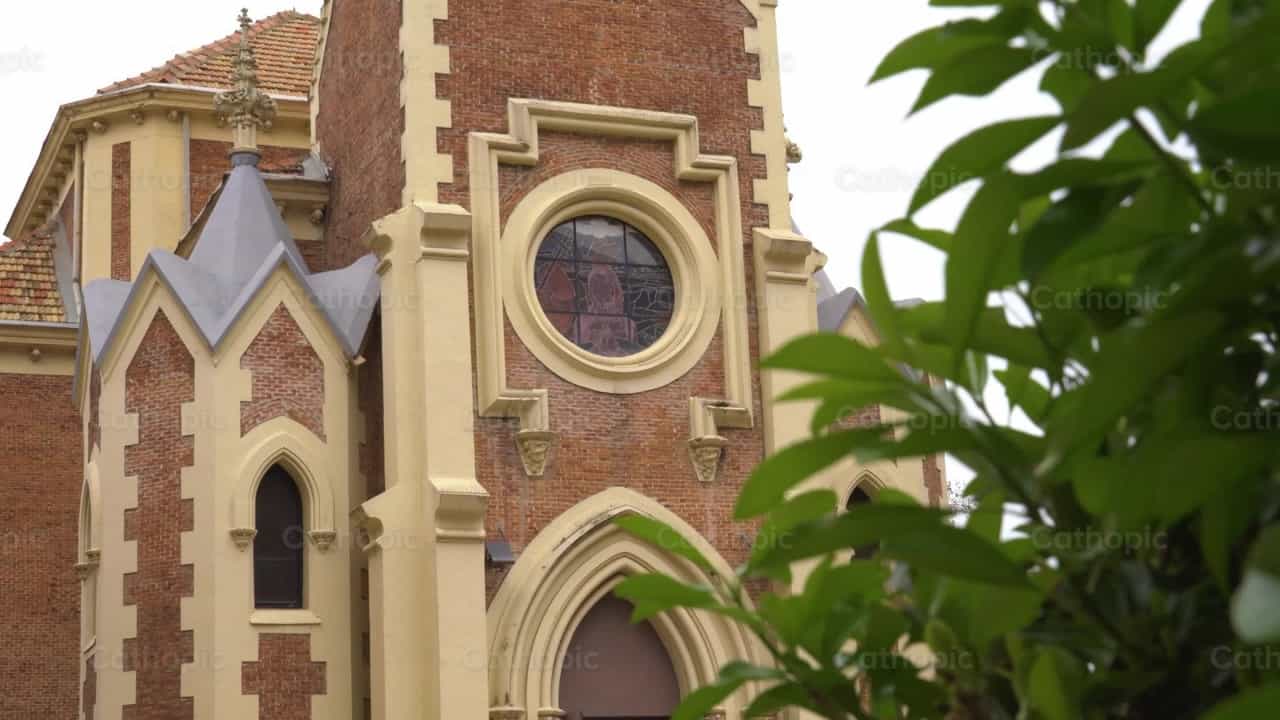 Buiten de Brick Church, opname 2 - Katholieke stockvideo's - Foto door Cathopic