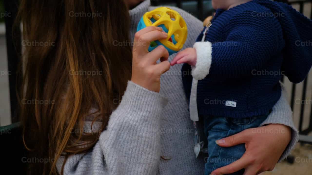 Giovane famiglia, ripresa 7 - Video stock cattolici - Foto di Cathopic