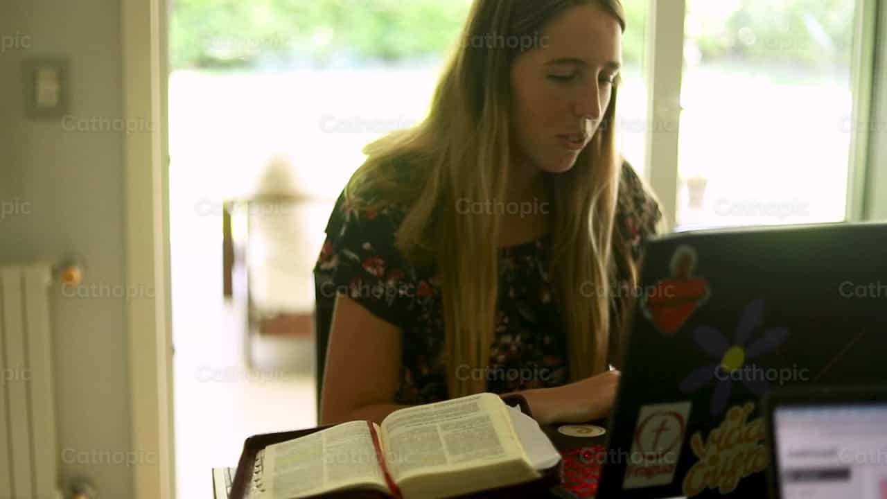Mujer joven estudiando, toma 1 - Banco de vídeos católicos - Fotografía por Agencia Eremo