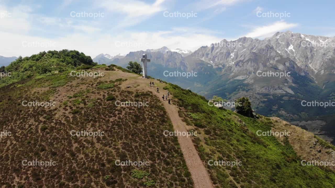 Niños haciendo senderismo en una montaña con una cruz - Banco de vídeos católicos - Fotografía por Catholic Stuff