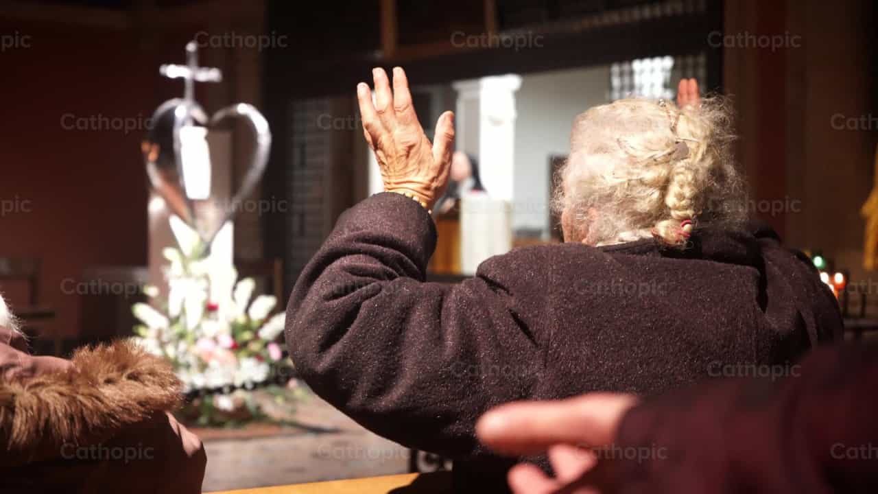 Elderly women praying - Catholic stock videos - Photo by Lupe Belmonte