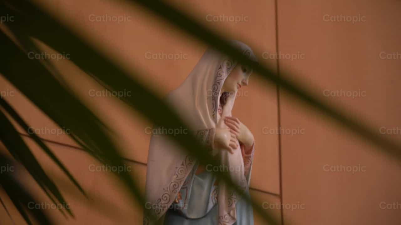 Estatua de la Virgen en blanco, ángulo 1 - Banco de vídeos católicos - Fotografía por Cathopic