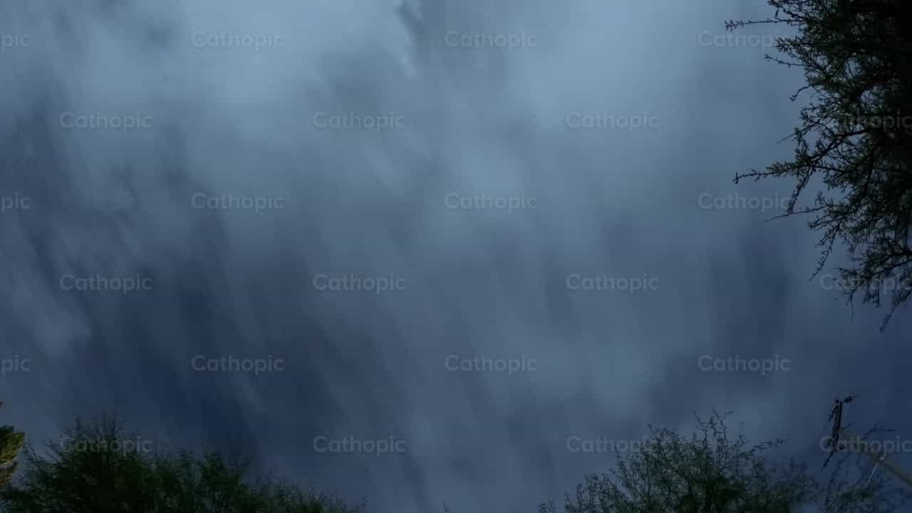 Noche de estrellas y nubes - Banco de vídeos católicos - Fotografía por Frames Cristianos