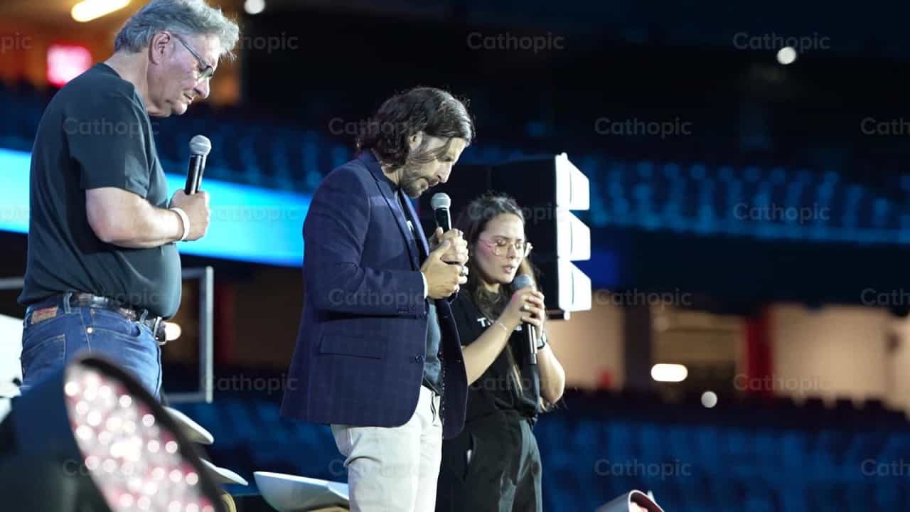 Jonathan Roumie alabando en JMJ Lisboa 2023 - Banco de vídeos católicos - Fotografía por Iván W. Jaques