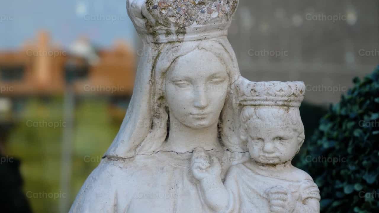 Estatua de María y Jesús fuera de una casa, ángulo 1 - Banco de vídeos católicos - Fotografía por Cathopic