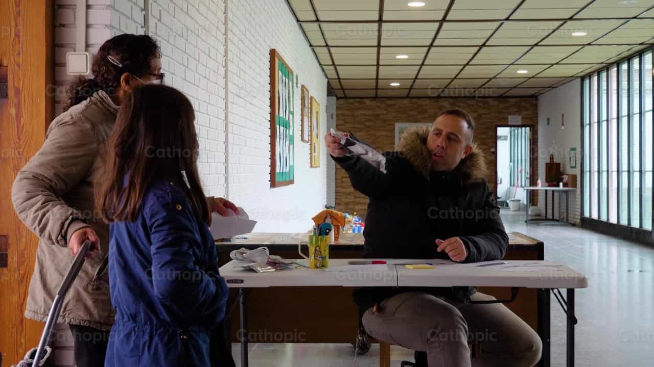 Contando Ingressos - Vídeos católicos de stock - Foto de Cathopic