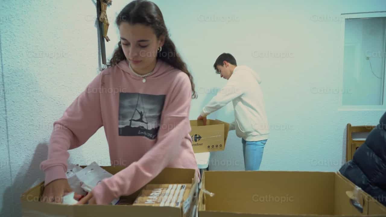 Colocar comida em uma caixa - Vídeos católicos de stock - Foto de Cathopic