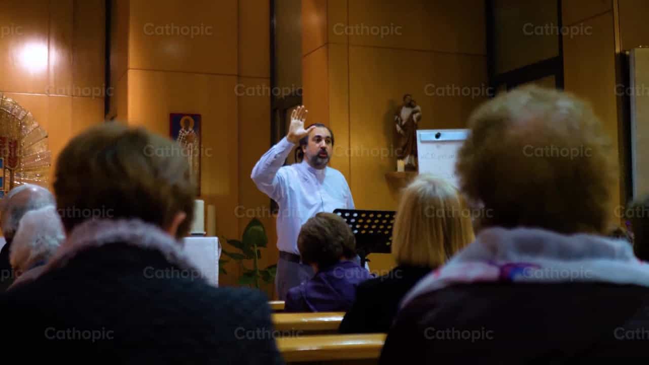 Escuchar a la Congregación, toma 7 - Banco de vídeos católicos - Fotografía por Cathopic