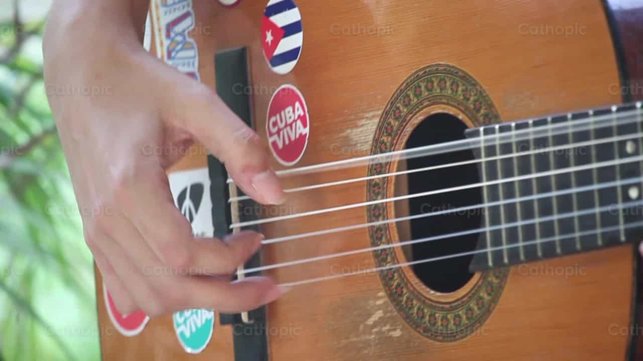 Tocando la guitarra - Banco de vídeos católicos