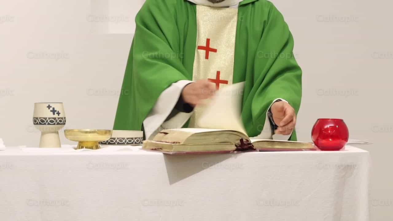 Eucaristía y el misal - Banco de vídeos católicos - Fotografía por Saul Ibarra