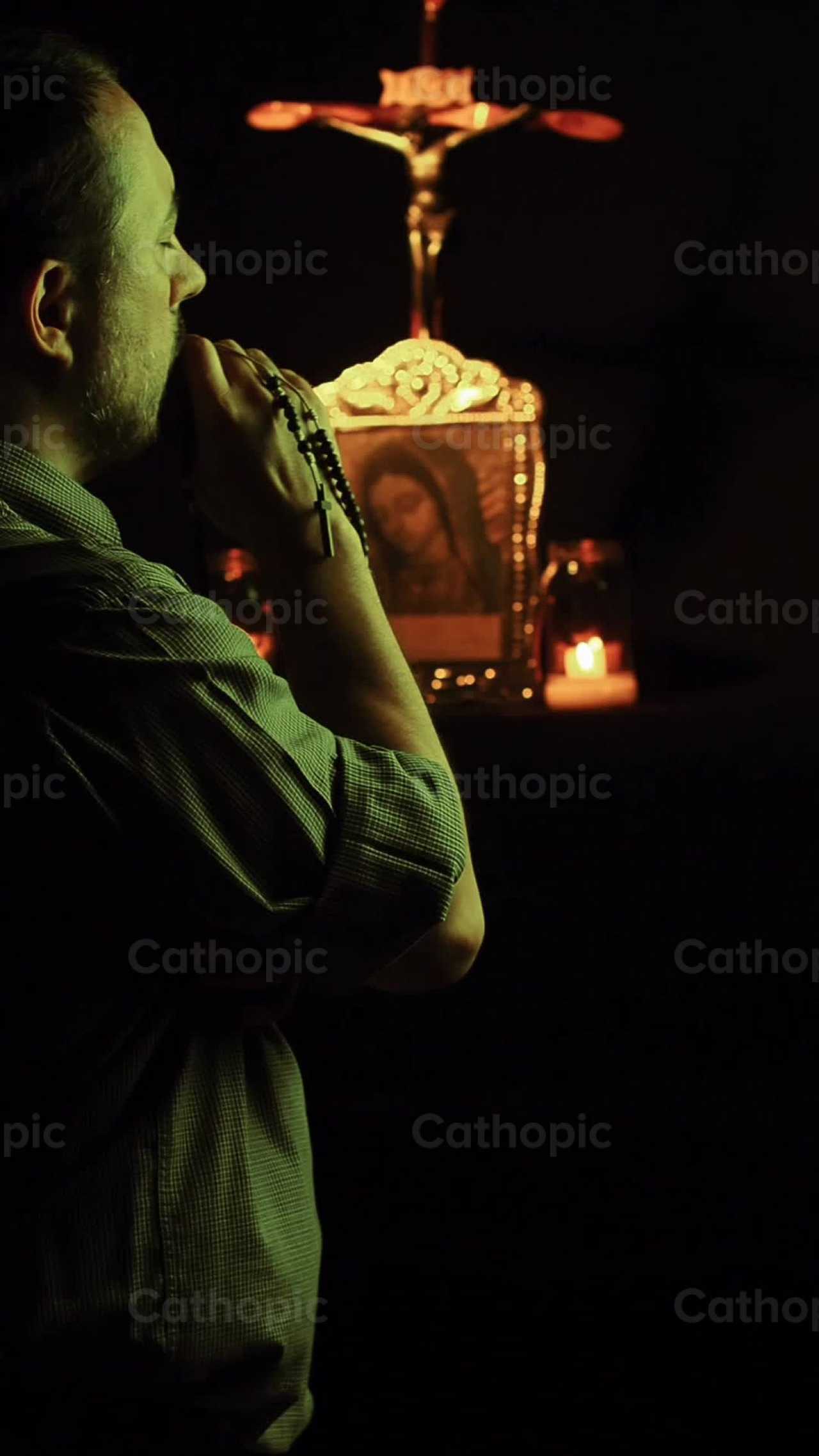 Hombre reza el rosario de rodillas 10 - Banco de vídeos católicos