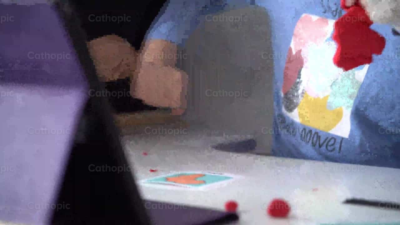 El aprendizaje de las niñas con la tecnología - Banco de vídeos católicos - Fotografía por Cathopic