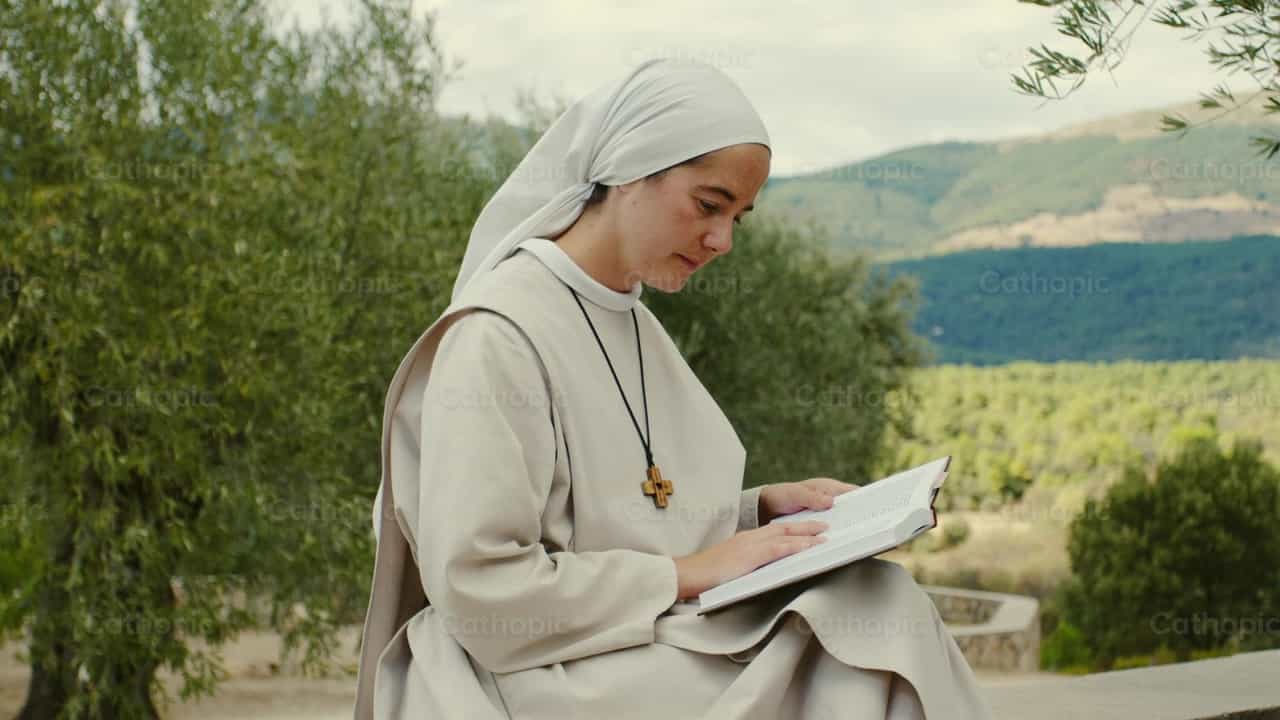 Freira agostiniana lendo ao ar livre - Vídeos católicos de stock - Foto de Almures Studio