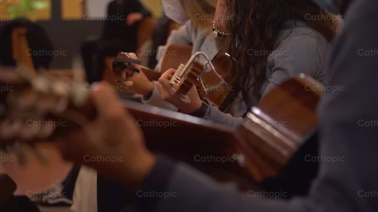 Noite de Adoração Paroquial, Episódio 9 - Vídeos católicos de stock - Foto de Cathopic