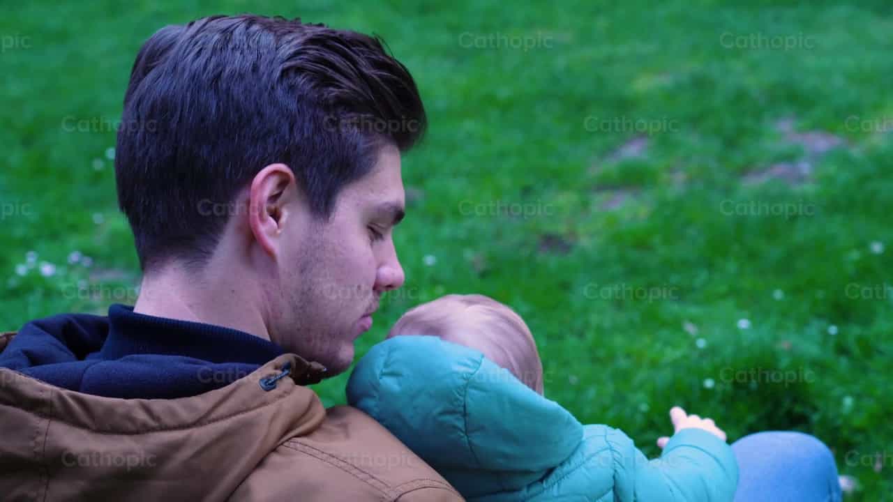 Papá y bebé, toma 4 - Banco de vídeos católicos - Fotografía por Cathopic