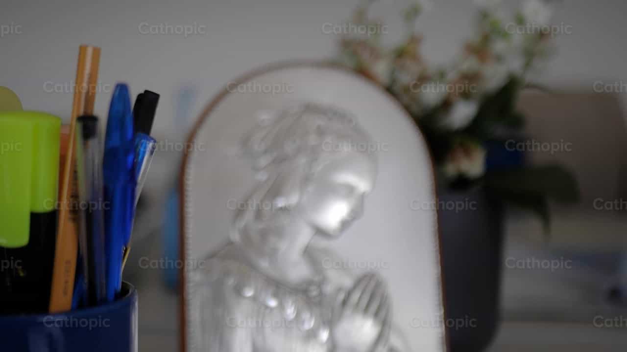 Grabado en plata de Nuestra Señora, 2 - Banco de vídeos católicos - Fotografía por Cathopic
