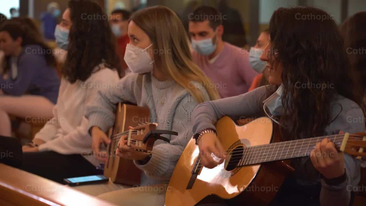 Noche de culto en la parroquia, toma 10 - Banco de vídeos católicos