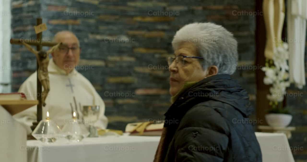 Mujer dirigiendose al altar - Banco de vídeos católicos - Fotografía por Almures Studio