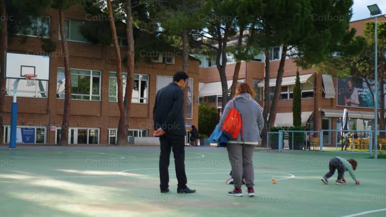 Bambini che giocano in un campo - Video stock cattolici - Foto di Cathopic