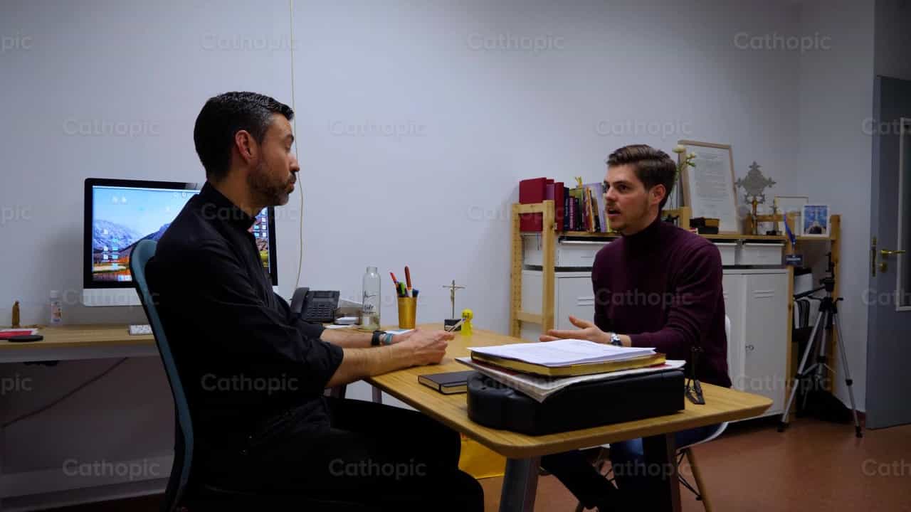 Sacerdote mentor de jóvenes adultos, toma 7 - Banco de vídeos católicos - Fotografía por Cathopic