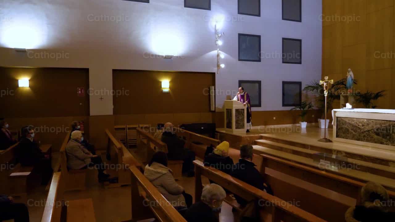 Predicación del sacerdote - Banco de vídeos católicos - Fotografía por Cathopic