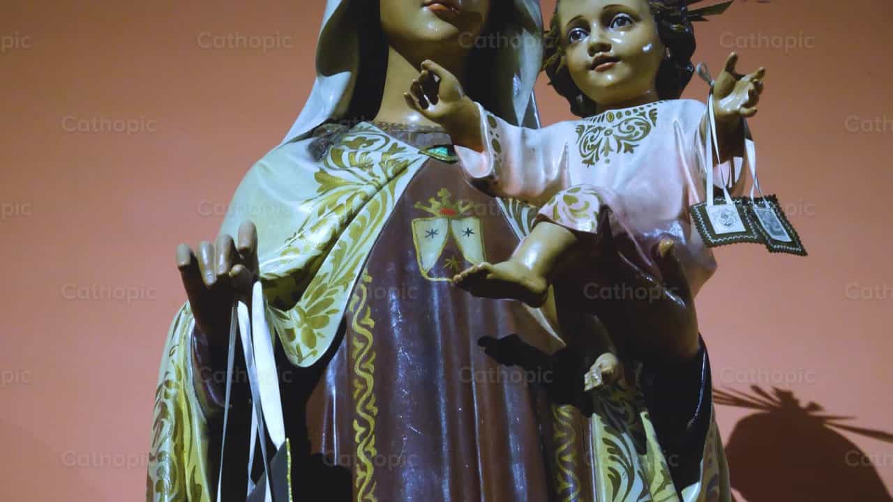 Standbeeld van Onze-Lieve-Vrouw van de Berg Karmel - Katholieke stockvideo's - Foto door Cathopic