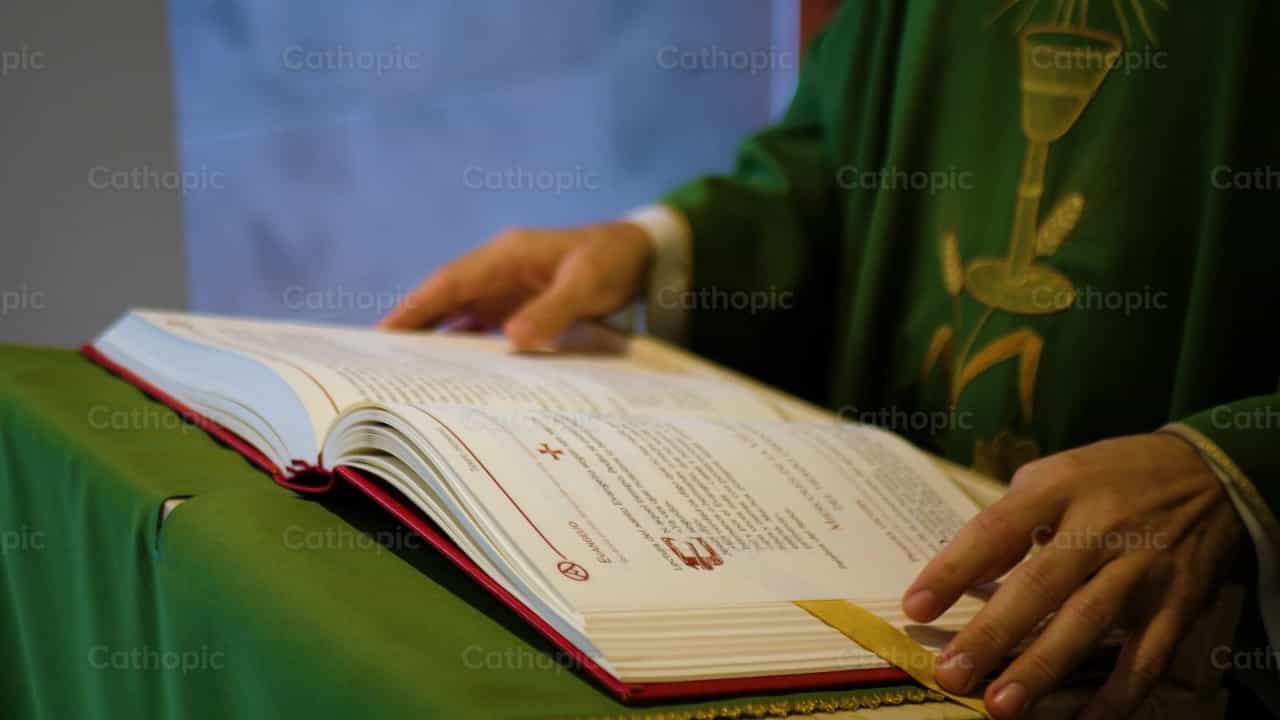 복음을 선포하는 사제 - 가톨릭 스톡 영상 - 사진 제공 Cathopic