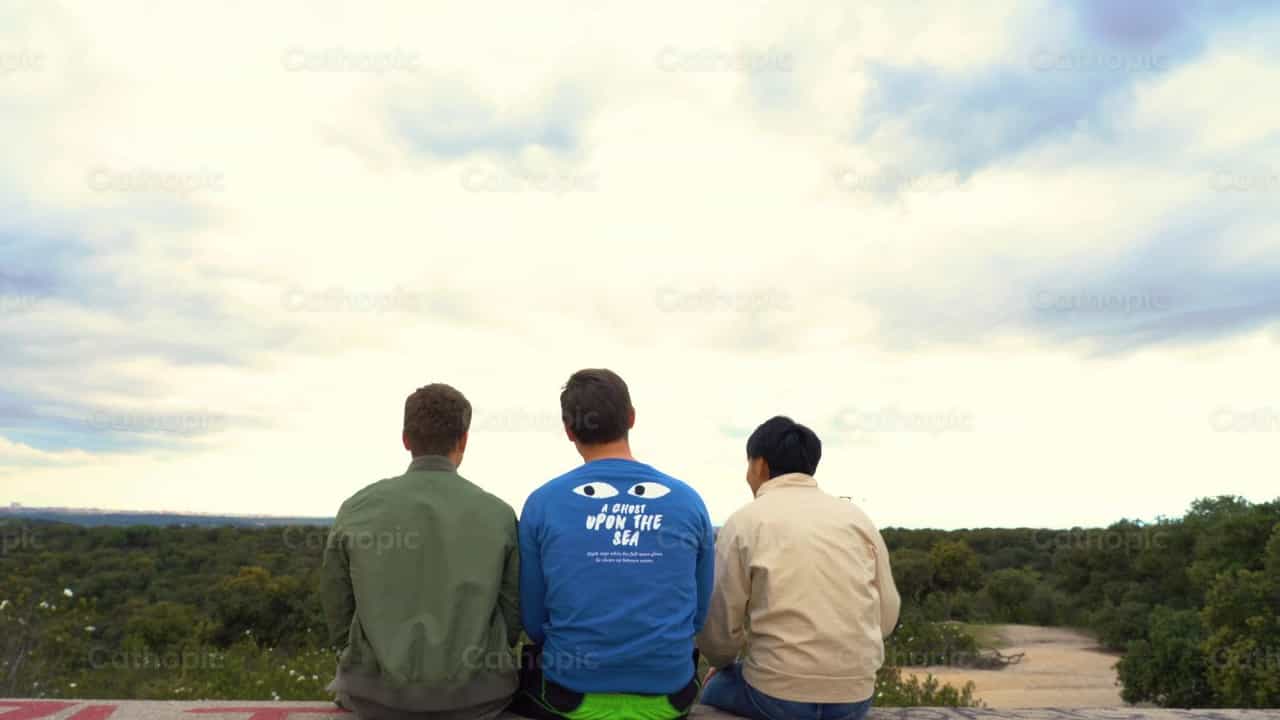 Drie mannen bidden de rozenkrans - Katholieke stockvideo's - Foto door Cathopic