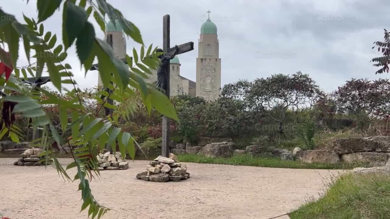 Jesus es crucificado al lado de dos ladrones - Banco de vídeos católicos
