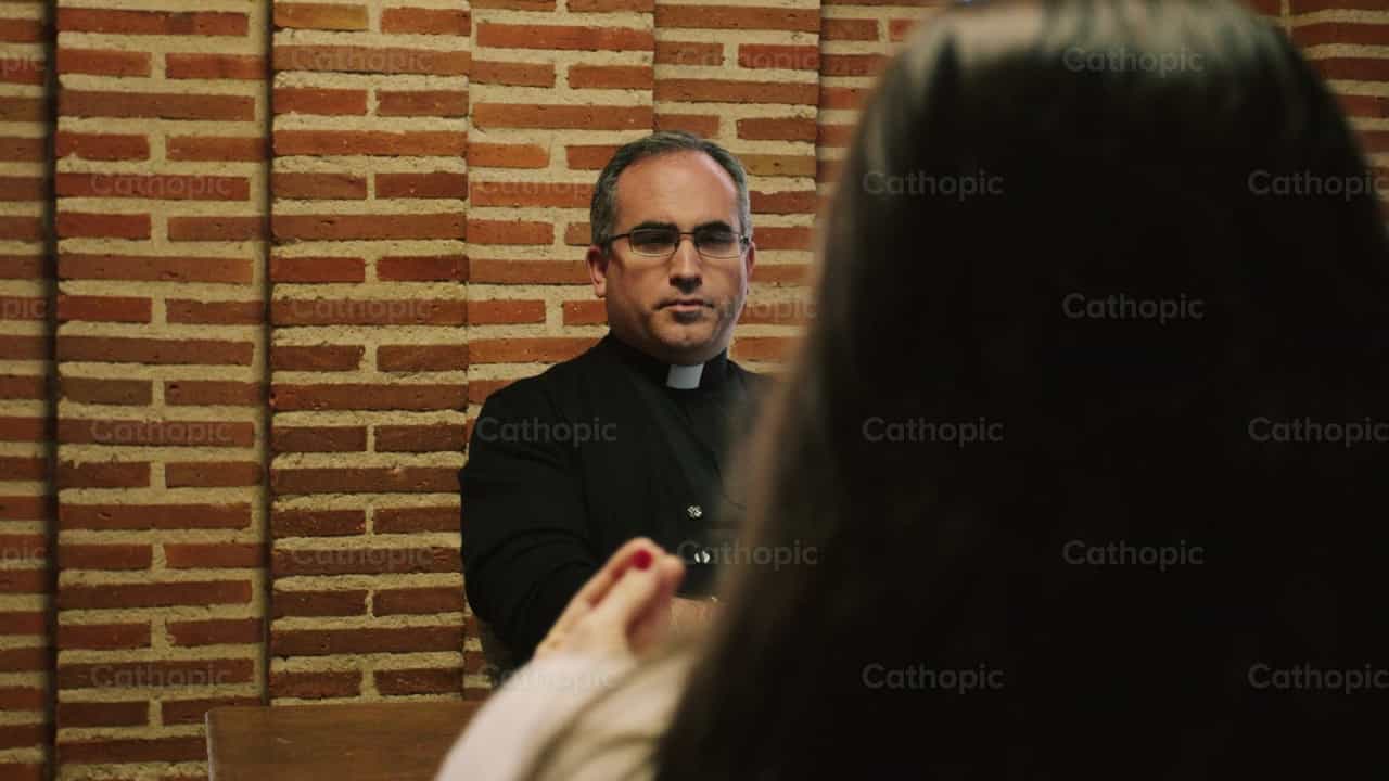 Sacerdote dando direccion espiritual - Banco de vídeos católicos - Fotografía por Almures Studio