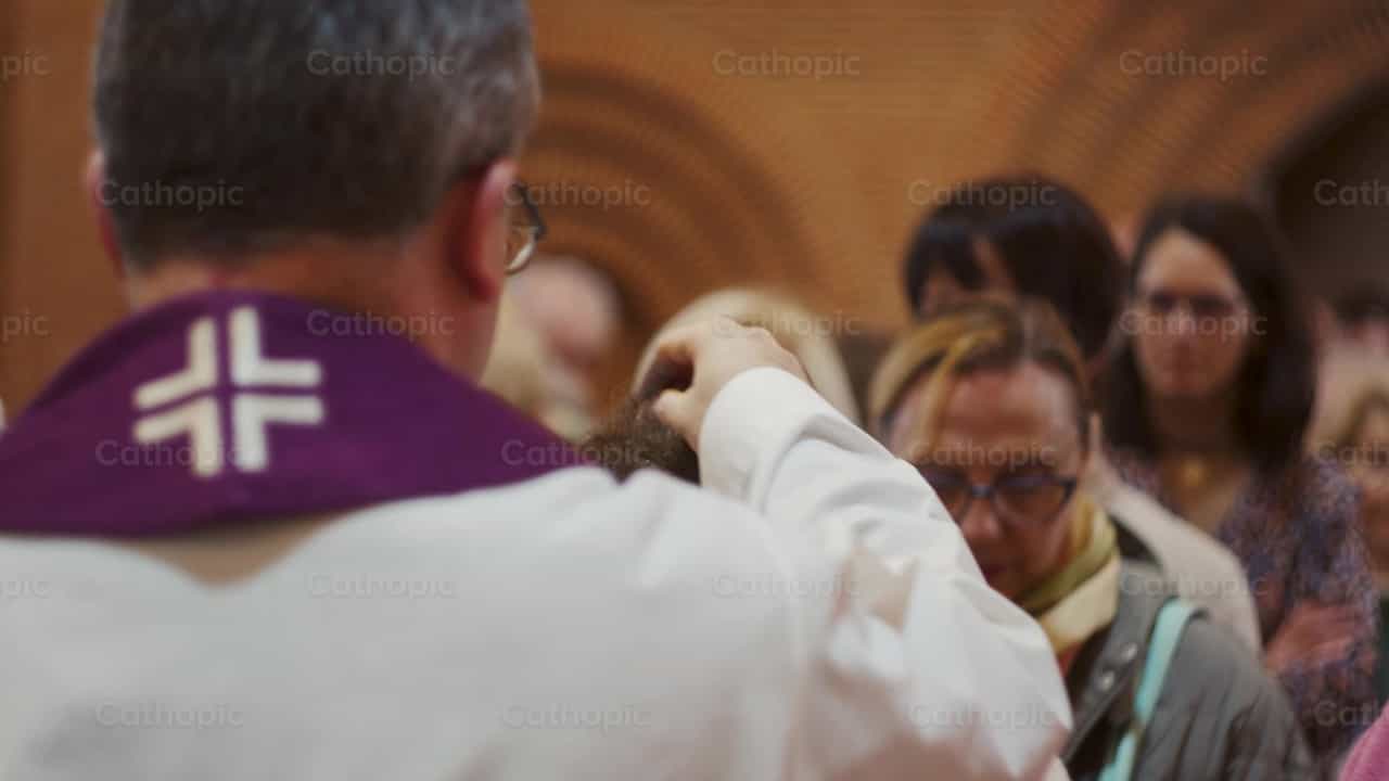 Frau, die Asche empfängt - Katholische Stock-Videos - Foto von Cathopic