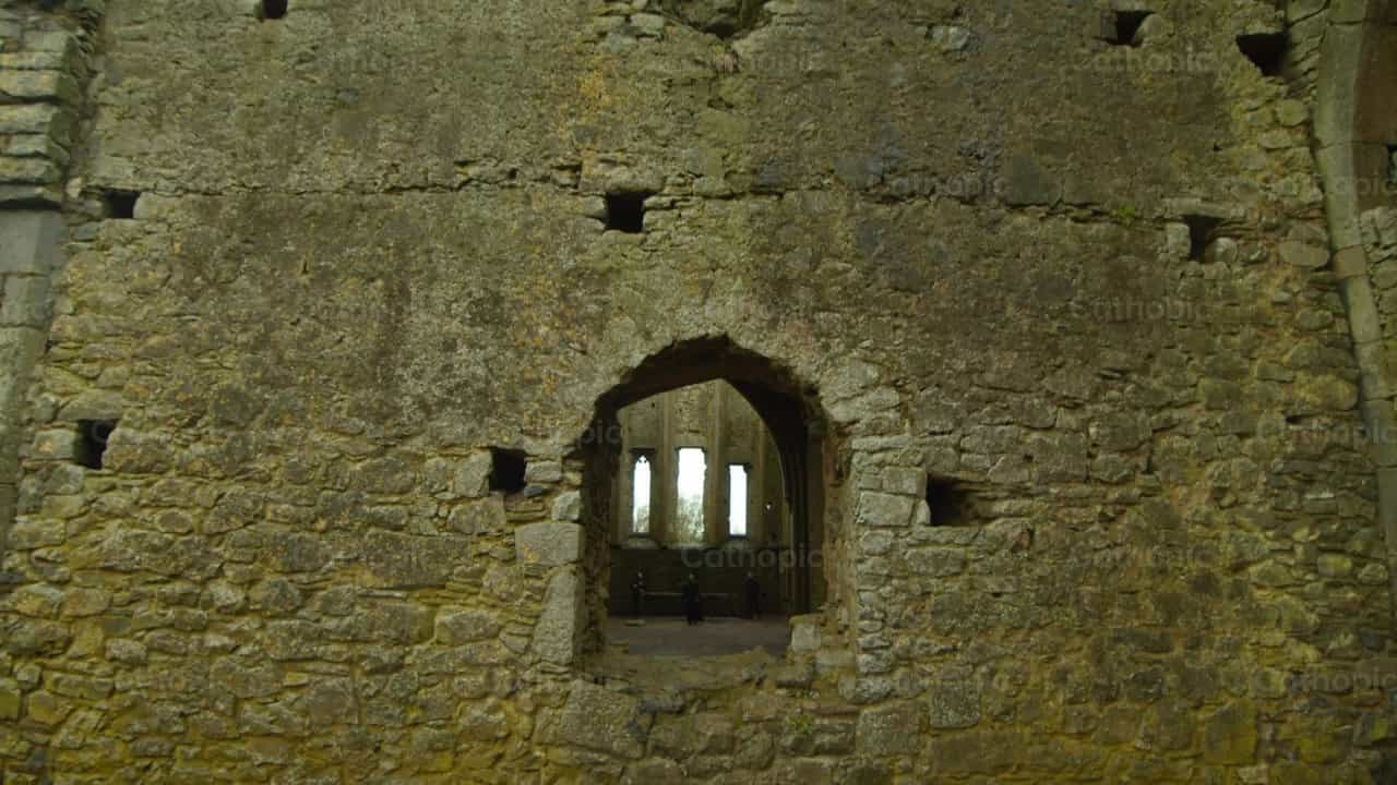 El monasterio de Clonmacnoise - Banco de vídeos católicos - Fotografía por Catholic Stuff