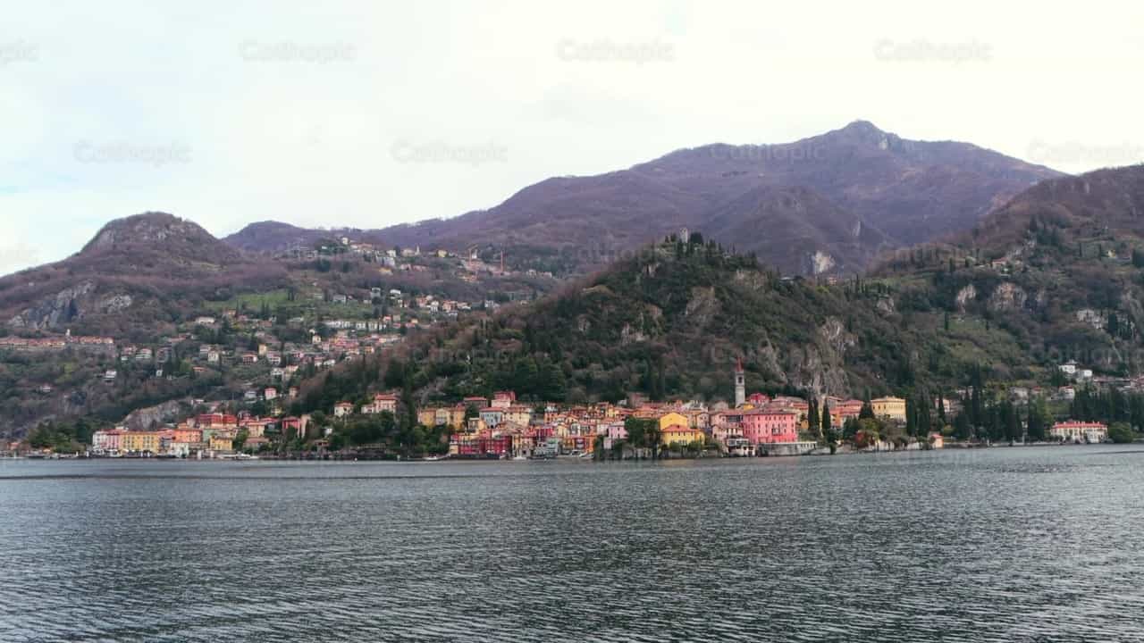 Ciudad en la montaña - Banco de vídeos católicos - Fotografía por Frames Cristianos