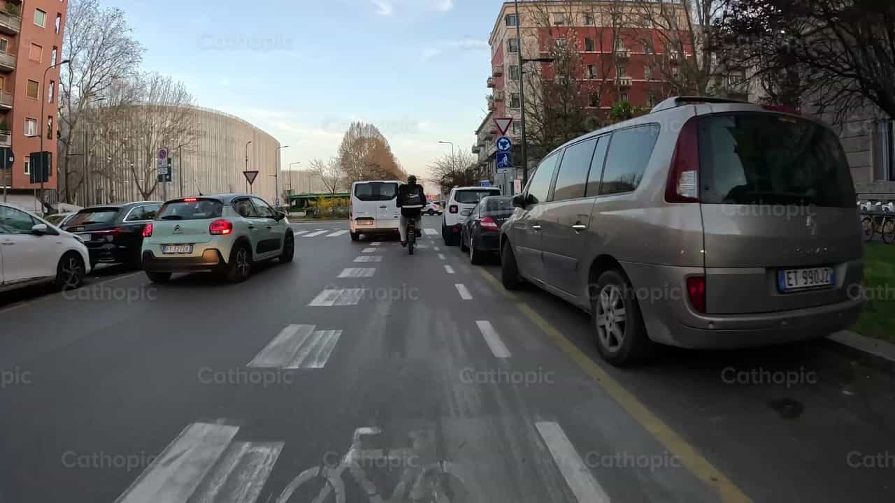 Hyperlapse en la ciudad - Banco de vídeos católicos - Fotografía por Saul Ibarra