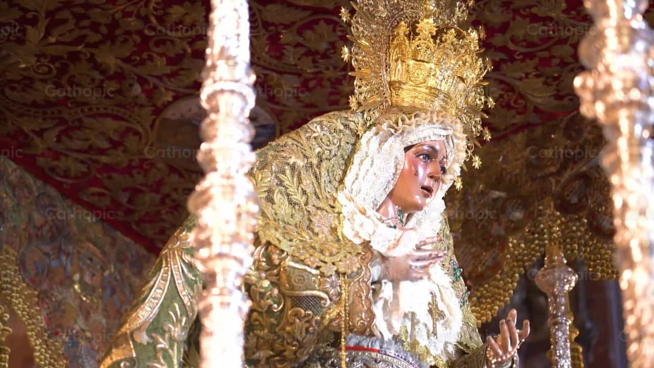 Procesión con María, ángulo 2 - Banco de vídeos católicos - Fotografía por Cathopic