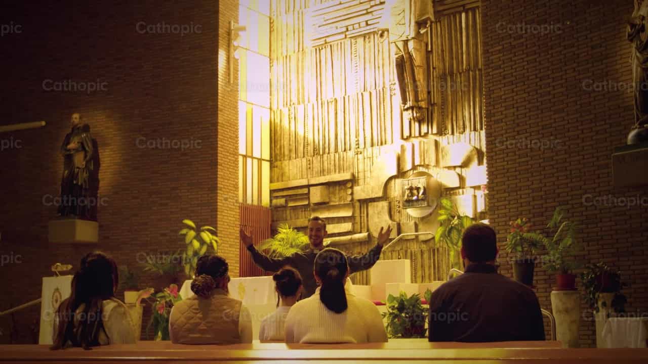 Un sacerdote predica en un encuentro multicultural - Banco de vídeos católicos - Fotografía por Almures Studio