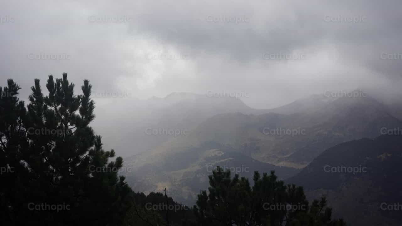 Nuvens e Montanhas - Vídeos católicos de stock - Foto de Lupe Belmonte