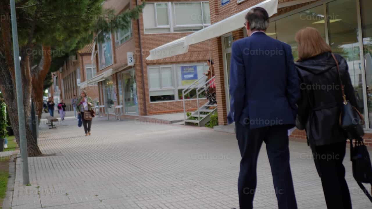 Cónyuges caminando - Banco de vídeos católicos - Fotografía por Cathopic