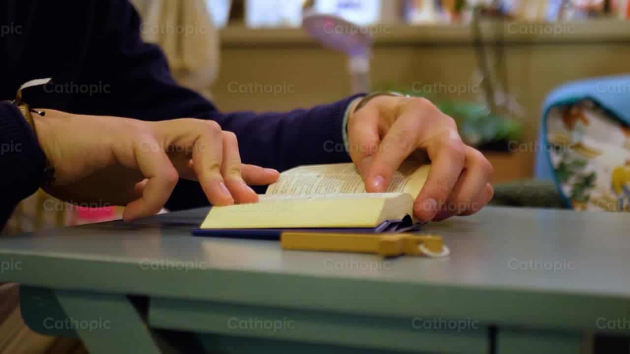 Amigos, lean la Biblia, disparo 5 - Banco de vídeos católicos