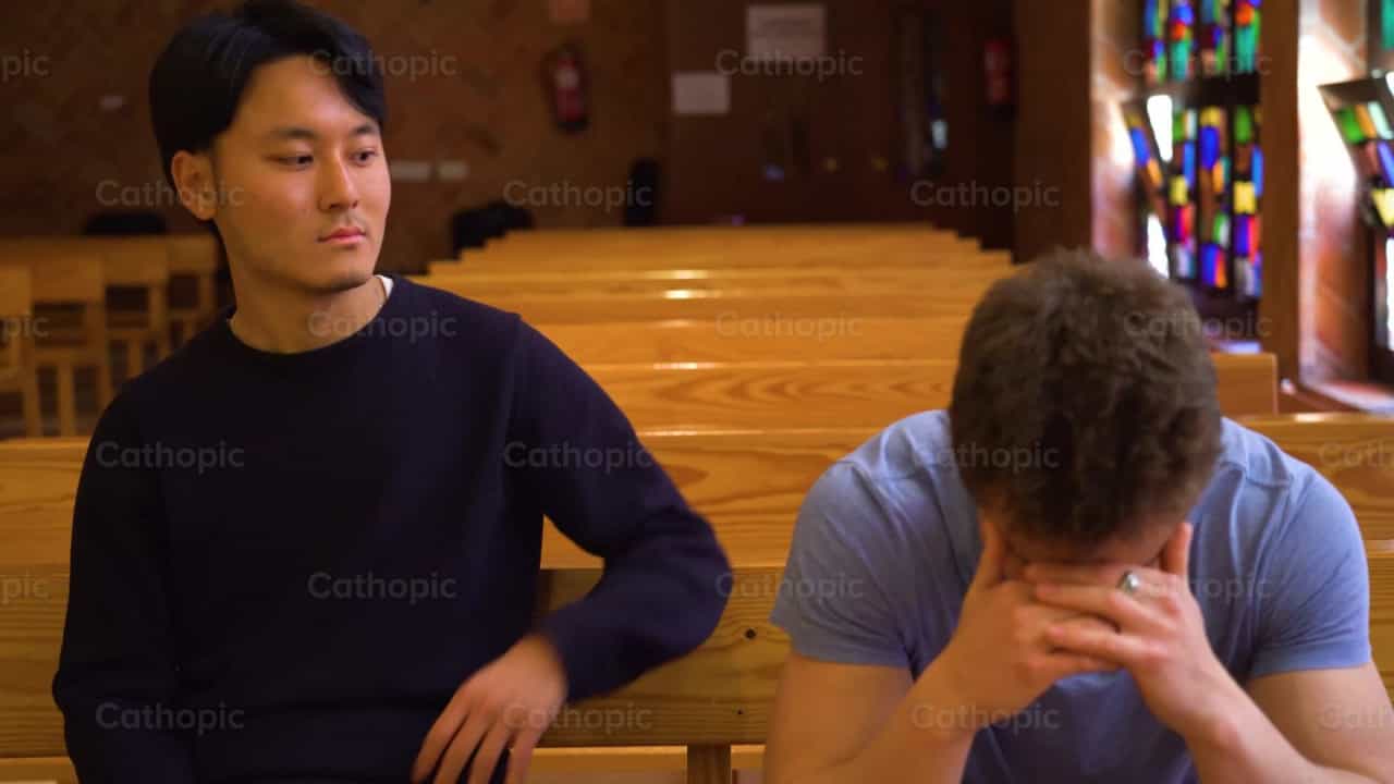Jóvenes adultos rezando en la capilla, ángulo 1 - Banco de vídeos católicos - Fotografía por Cathopic